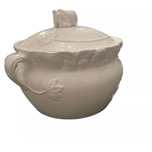 Orchard Collection 3qt Ceramic Tureen White/floral Japan - Picture 1 of 3